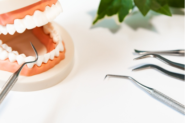 Herramientas dentales utilizadas para limpiar encías y realizar tratamientos de periodoncia en Dos Hermanas