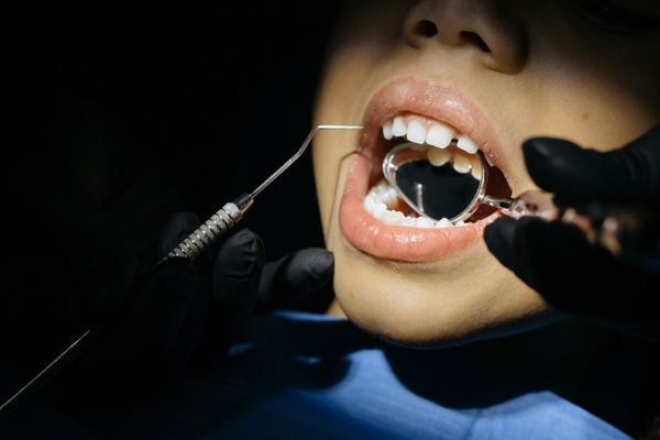 Niño en tratamiento odontológico con dentista en Dos Hermanas