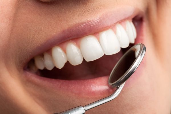 Paciente satisfecho tras tratamiento de endodoncia en Dos Hermanas