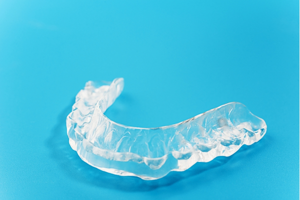 Férula de descarga utilizada en tratamientos ATM en Dos Hermanas para aliviar la tensión mandibular.